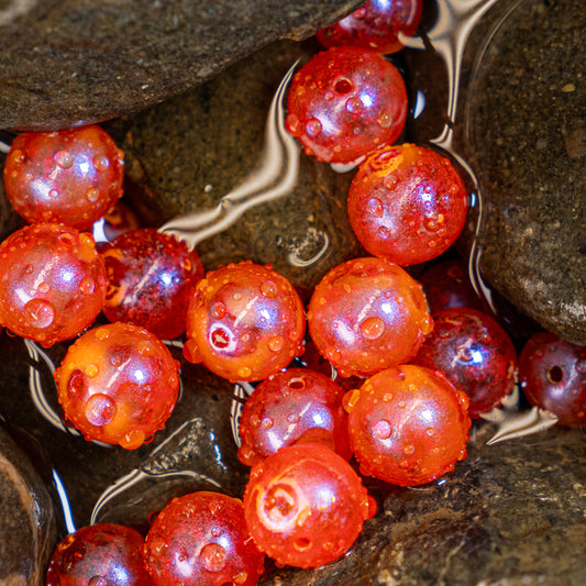 Realistic imitation of salmon egg clusters made from durable plastic beads, ideal for fishing and attracting trout, char, and salmon.